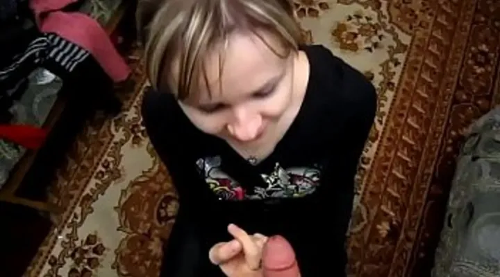 Сельская распутница глубоко сосет перед вебкамерой